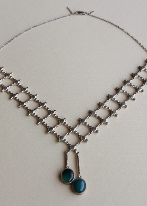 V necklace with agate stones